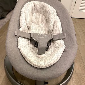 Nuna Swivel Chair (Used-like new)